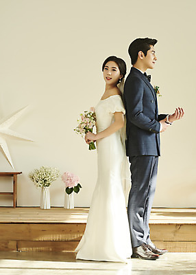 포토 JPG 스튜디오촬영 전신 커플 응시 여자 남자 꽃 행복 부케 웨딩드레스 결혼 실내 서기 미소 들기 정장 턱시도 20대 성인 두명 앞모습 한국인 등맞대기 설레임 신랑신부 성인만 웨딩촬영 스몰웨딩 국내포토 식물 시선 드레스 옷 감정 신부_웨딩 뷰포인트 꽃다발 신랑 관계 모션 표정 사람 동양인 이벤트 청년 내부 기념사진 파일형식