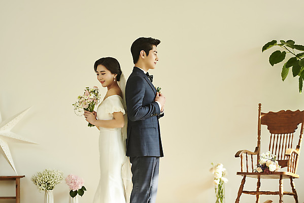 포토 JPG 스튜디오촬영 커플 여자 남자 꽃 행복 부케 웨딩드레스 결혼 실내 서기 미소 들기 정장 턱시도 상반신 20대 성인 두명 옆모습 한국인 등맞대기 흔들의자 설레임 신랑신부 성인만 웨딩촬영 스몰웨딩 국내포토 식물 드레스 옷 감정 신부_웨딩 뷰포인트 꽃다발 신랑 의자 관계 모션 표정 사람 동양인 이벤트 청년 내부 기념사진 파일형식