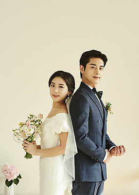 포토 JPG 스튜디오촬영 커플 응시 여자 남자 꽃 행복 부케 웨딩드레스 결혼 실내 미소 들기 정장 턱시도 상반신 20대 성인 두명 옆모습 한국인 등맞대기 설레임 신랑신부 성인만 웨딩촬영 스몰웨딩 국내포토 식물 시선 드레스 옷 감정 신부_웨딩 뷰포인트 꽃다발 신랑 관계 모션 표정 사람 동양인 이벤트 청년 내부 기념사진 파일형식