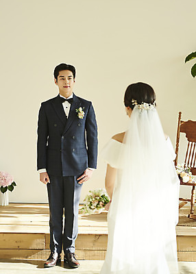 포토 JPG 스튜디오촬영 전신 커플 여자 남자 꽃 행복 부케 웨딩드레스 결혼 실내 서기 미소 정장 턱시도 상반신 20대 성인 두명 앞모습 뒷모습 한국인 설레임 신랑신부 성인만 웨딩촬영 스몰웨딩 국내포토 식물 드레스 옷 감정 신부_웨딩 뷰포인트 꽃다발 신랑 관계 모션 표정 사람 동양인 이벤트 청년 내부 기념사진 파일형식