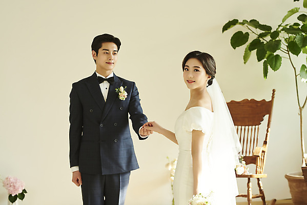 포토 JPG 스튜디오촬영 커플 여자 남자 행복 웨딩드레스 결혼 실내 미소 정장 턱시도 상반신 20대 성인 두명 앞모습 옆모습 손잡기 한국인 뒤돌아보기 설레임 신랑신부 성인만 웨딩촬영 스몰웨딩 국내포토 드레스 옷 감정 신부_웨딩 뷰포인트 신랑 관계 모션 표정 사람 동양인 이벤트 청년 내부 기념사진 파일형식