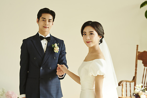 포토 JPG 스튜디오촬영 커플 여자 남자 행복 웨딩드레스 결혼 실내 미소 정장 턱시도 상반신 20대 성인 두명 앞모습 옆모습 손잡기 한국인 뒤돌아보기 설레임 신랑신부 성인만 웨딩촬영 스몰웨딩 국내포토 드레스 옷 감정 신부_웨딩 뷰포인트 신랑 관계 모션 표정 사람 동양인 이벤트 청년 내부 기념사진 파일형식