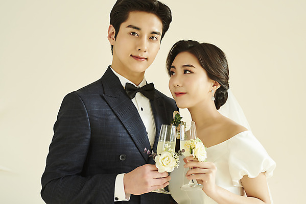 포토 JPG 스튜디오촬영 커플 응시 여자 남자 꽃 행복 웨딩드레스 결혼 실내 미소 들기 정장 턱시도 상반신 20대 성인 두명 앞모습 옆모습 한국인 샴페인 샴페인잔 설레임 신랑신부 성인만 웨딩촬영 스몰웨딩 국내포토 식물 시선 드레스 옷 감정 신부_웨딩 뷰포인트 신랑 술잔 관계 모션 주류 표정 사람 동양인 이벤트 청년 내부 기념사진 파일형식