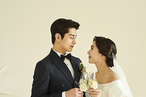 포토 JPG 스튜디오촬영 커플 여자 남자 꽃 행복 웨딩드레스 결혼 실내 미소 들기 정장 턱시도 상반신 20대 성인 두명 앞모습 옆모습 마주보기 한국인 샴페인 샴페인잔 설레임 신랑신부 성인만 웨딩촬영 스몰웨딩 국내포토 식물 드레스 옷 감정 신부_웨딩 뷰포인트 신랑 술잔 관계 모션 주류 표정 사람 동양인 이벤트 청년 내부 기념사진 파일형식