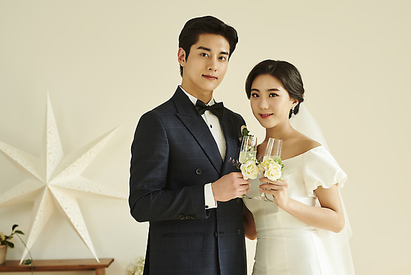 포토 JPG 스튜디오촬영 커플 여자 남자 꽃 행복 웨딩드레스 결혼 실내 미소 들기 정장 턱시도 상반신 20대 성인 두명 앞모습 한국인 샴페인 샴페인잔 설레임 신랑신부 성인만 웨딩촬영 스몰웨딩 국내포토 식물 드레스 옷 감정 신부_웨딩 뷰포인트 신랑 술잔 관계 모션 주류 표정 사람 동양인 이벤트 청년 내부 기념사진 파일형식