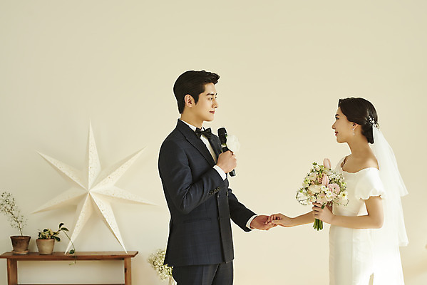 포토 JPG 스튜디오촬영 커플 여자 남자 꽃 행복 부케 웨딩드레스 결혼 프로포즈 실내 미소 들기 정장 턱시도 상반신 20대 성인 두명 옆모습 마주보기 손잡기 한국인 마이크 설레임 신랑신부 성인만 웨딩촬영 스몰웨딩 국내포토 식물 드레스 옷 감정 신부_웨딩 뷰포인트 꽃다발 음향기기 신랑 관계 모션 표정 사람 동양인 이벤트 청년 내부 기념사진 파일형식