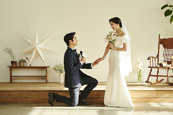 포토 JPG 스튜디오촬영 전신 커플 여자 남자 꽃 행복 부케 웨딩드레스 결혼 프로포즈 실내 서기 미소 들기 정장 턱시도 20대 성인 두명 옆모습 마주보기 손잡기 한국인 무릎꿇기 마이크 설레임 신랑신부 성인만 웨딩촬영 스몰웨딩 국내포토 식물 드레스 옷 감정 신부_웨딩 뷰포인트 꽃다발 음향기기 신랑 관계 모션 표정 사람 동양인 이벤트 청년 내부 기념사진 파일형식