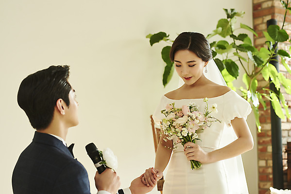 포토 JPG 스튜디오촬영 커플 여자 남자 꽃 행복 부케 웨딩드레스 결혼 프로포즈 실내 미소 들기 정장 턱시도 상반신 20대 성인 두명 앞모습 뒷모습 손잡기 한국인 마이크 설레임 신랑신부 성인만 웨딩촬영 스몰웨딩 국내포토 식물 드레스 옷 감정 신부_웨딩 뷰포인트 꽃다발 음향기기 신랑 관계 모션 표정 사람 동양인 이벤트 청년 내부 기념사진 파일형식