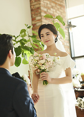 포토 JPG 스튜디오촬영 커플 여자 남자 꽃 행복 부케 웨딩드레스 결혼 프로포즈 실내 미소 들기 정장 턱시도 상반신 20대 성인 두명 앞모습 뒷모습 손잡기 한국인 설레임 신랑신부 성인만 웨딩촬영 스몰웨딩 국내포토 식물 드레스 옷 감정 신부_웨딩 뷰포인트 꽃다발 신랑 관계 모션 표정 사람 동양인 이벤트 청년 내부 기념사진 파일형식