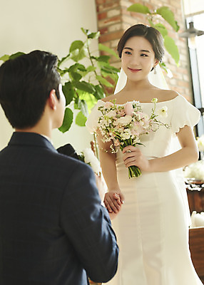 포토 JPG 스튜디오촬영 커플 여자 남자 꽃 행복 부케 웨딩드레스 결혼 프로포즈 실내 미소 들기 정장 턱시도 상반신 20대 성인 두명 앞모습 뒷모습 손잡기 한국인 설레임 신랑신부 성인만 웨딩촬영 스몰웨딩 국내포토 식물 드레스 옷 감정 신부_웨딩 뷰포인트 꽃다발 신랑 관계 모션 표정 사람 동양인 이벤트 청년 내부 기념사진 파일형식