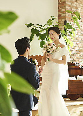 포토 JPG 스튜디오촬영 커플 여자 남자 꽃 행복 부케 웨딩드레스 결혼 프로포즈 실내 서기 미소 들기 정장 턱시도 상반신 20대 성인 두명 앞모습 뒷모습 손잡기 한국인 소프트포커스 설레임 신랑신부 성인만 웨딩촬영 스몰웨딩 국내포토 식물 드레스 옷 감정 신부_웨딩 뷰포인트 꽃다발 신랑 관계 모션 촬영기법 표정 사람 동양인 이벤트 청년 내부 기념사진 파일형식