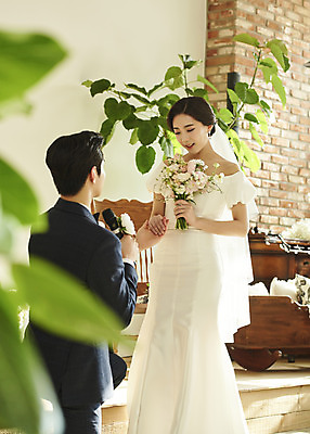 포토 JPG 스튜디오촬영 전신 커플 여자 남자 꽃 행복 부케 웨딩드레스 결혼 프로포즈 실내 서기 미소 들기 정장 턱시도 상반신 20대 성인 두명 앞모습 뒷모습 손잡기 한국인 소프트포커스 설레임 신랑신부 성인만 웨딩촬영 스몰웨딩 국내포토 식물 드레스 옷 감정 신부_웨딩 뷰포인트 꽃다발 신랑 관계 모션 촬영기법 표정 사람 동양인 이벤트 청년 내부 기념사진 파일형식