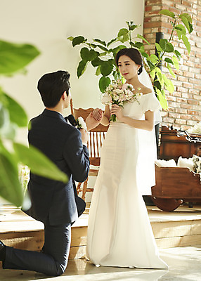 포토 JPG 스튜디오촬영 전신 커플 여자 남자 꽃 행복 부케 웨딩드레스 결혼 프로포즈 실내 서기 미소 들기 정장 턱시도 20대 성인 두명 앞모습 뒷모습 손잡기 한국인 소프트포커스 무릎꿇기 설레임 신랑신부 성인만 웨딩촬영 스몰웨딩 국내포토 식물 드레스 옷 감정 신부_웨딩 뷰포인트 꽃다발 신랑 관계 모션 촬영기법 표정 사람 동양인 이벤트 청년 내부 기념사진 파일형식