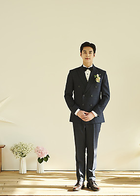 포토 JPG 스튜디오촬영 전신 남자 꽃 행복 신랑 결혼 실내 한명 서기 미소 정장 턱시도 20대 성인 앞모습 한국인 손모으기 설레임 성인남자한명만 웨딩촬영 스몰웨딩 국내포토 식물 1 옷 감정 뷰포인트 모션 표정 사람 동양인 손짓 이벤트 청년 내부 기념사진 남자한명만 성인남자만 파일형식