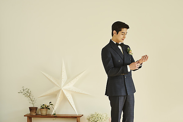 포토 JPG 스튜디오촬영 남자 꽃 행복 신랑 결혼 실내 한명 미소 들기 정장 턱시도 상반신 20대 성인 옆모습 한국인 설레임 다듬기 성인남자한명만 웨딩촬영 스몰웨딩 국내포토 식물 1 옷 감정 뷰포인트 모션 표정 사람 동양인 이벤트 청년 내부 기념사진 남자한명만 성인남자만 파일형식