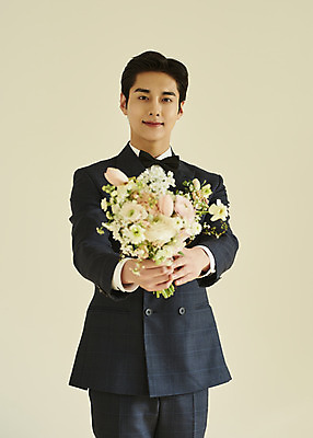 포토 JPG 스튜디오촬영 남자 행복 부케 신랑 결혼 실내 한명 미소 들기 정장 턱시도 상반신 20대 성인 앞모습 한국인 주기 설레임 성인남자한명만 웨딩촬영 스몰웨딩 국내포토 1 옷 감정 뷰포인트 꽃다발 모션 표정 사람 동양인 이벤트 청년 내부 기념사진 남자한명만 성인남자만 파일형식
