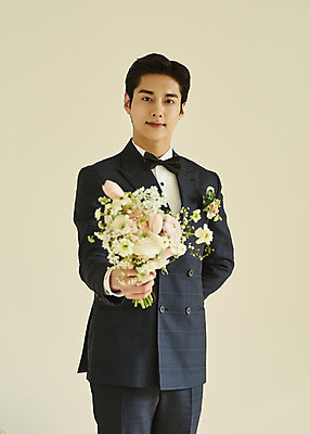 포토 JPG 스튜디오촬영 남자 행복 부케 신랑 결혼 실내 한명 미소 들기 정장 턱시도 상반신 20대 성인 앞모습 한국인 주기 설레임 성인남자한명만 웨딩촬영 스몰웨딩 국내포토 1 옷 감정 뷰포인트 꽃다발 모션 표정 사람 동양인 이벤트 청년 내부 기념사진 남자한명만 성인남자만 파일형식