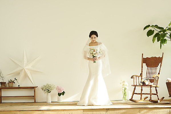 포토 JPG 스튜디오촬영 전신 여자 꽃 행복 신부 부케 웨딩드레스 결혼 실내 한명 서기 미소 들기 20대 성인 앞모습 한국인 흔들의자 설레임 성인여자한명만 웨딩촬영 스몰웨딩 국내포토 식물 1 드레스 감정 뷰포인트 꽃다발 의자 모션 표정 사람 동양인 이벤트 청년 내부 기념사진 여자한명만 성인여자만 파일형식