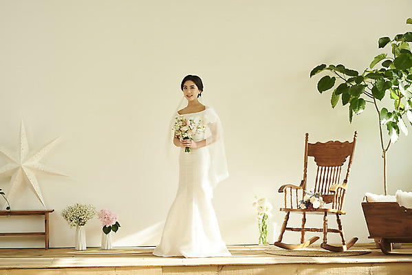 포토 JPG 스튜디오촬영 전신 여자 꽃 행복 신부 부케 웨딩드레스 결혼 실내 한명 서기 미소 들기 20대 성인 앞모습 한국인 흔들의자 설레임 성인여자한명만 웨딩촬영 스몰웨딩 국내포토 식물 1 드레스 감정 뷰포인트 꽃다발 의자 모션 표정 사람 동양인 이벤트 청년 내부 기념사진 여자한명만 성인여자만 파일형식