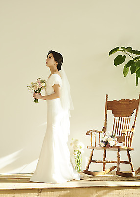 포토 JPG 스튜디오촬영 전신 여자 꽃 행복 신부 부케 웨딩드레스 결혼 실내 한명 서기 미소 들기 20대 성인 옆모습 한국인 올려보기 흔들의자 설레임 성인여자한명만 웨딩촬영 스몰웨딩 국내포토 식물 1 드레스 감정 뷰포인트 꽃다발 의자 모션 표정 사람 동양인 이벤트 청년 내부 기념사진 여자한명만 성인여자만 파일형식