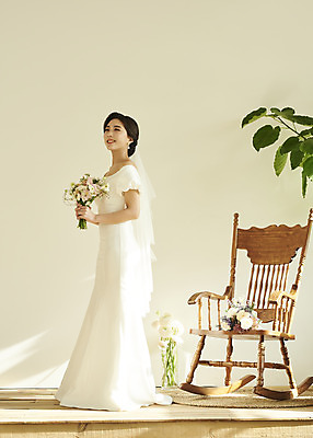 포토 JPG 스튜디오촬영 전신 여자 꽃 행복 신부 부케 웨딩드레스 결혼 실내 한명 서기 미소 들기 20대 성인 옆모습 한국인 올려보기 설레임 성인여자한명만 웨딩촬영 스몰웨딩 국내포토 식물 1 드레스 감정 뷰포인트 꽃다발 모션 표정 사람 동양인 이벤트 청년 내부 기념사진 여자한명만 성인여자만 파일형식