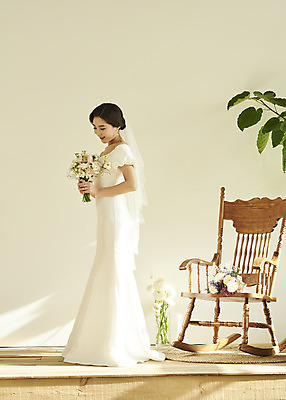 포토 JPG 스튜디오촬영 전신 여자 꽃 행복 신부 부케 웨딩드레스 결혼 실내 한명 서기 미소 들기 20대 성인 옆모습 한국인 설레임 성인여자한명만 내려보기 웨딩촬영 스몰웨딩 국내포토 식물 1 드레스 감정 뷰포인트 꽃다발 모션 표정 사람 동양인 이벤트 청년 내부 기념사진 여자한명만 성인여자만 파일형식