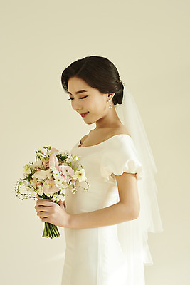 포토 JPG 스튜디오촬영 여자 꽃 행복 신부 부케 웨딩드레스 결혼 실내 한명 미소 들기 상반신 20대 성인 옆모습 눈감음 한국인 설레임 성인여자한명만 웨딩촬영 스몰웨딩 국내포토 식물 1 드레스 감정 뷰포인트 꽃다발 모션 표정 사람 동양인 이벤트 청년 내부 기념사진 여자한명만 성인여자만 파일형식
