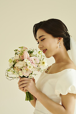 포토 JPG 스튜디오촬영 여자 꽃 행복 신부 부케 웨딩드레스 결혼 실내 한명 미소 들기 상반신 20대 성인 옆모습 눈감음 한국인 설레임 성인여자한명만 웨딩촬영 스몰웨딩 국내포토 식물 1 드레스 감정 뷰포인트 꽃다발 모션 표정 사람 동양인 이벤트 청년 내부 기념사진 여자한명만 성인여자만 파일형식