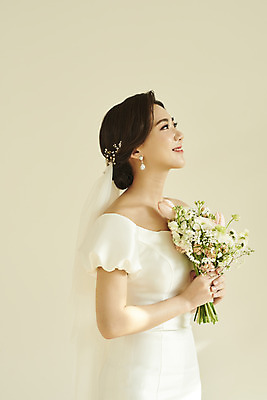 포토 JPG 스튜디오촬영 여자 꽃 행복 신부 부케 웨딩드레스 결혼 실내 한명 미소 들기 상반신 20대 성인 옆모습 한국인 올려보기 설레임 성인여자한명만 웨딩촬영 스몰웨딩 국내포토 식물 1 드레스 감정 뷰포인트 꽃다발 모션 표정 사람 동양인 이벤트 청년 내부 기념사진 여자한명만 성인여자만 파일형식