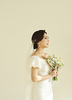 포토 JPG 스튜디오촬영 여자 꽃 행복 신부 부케 웨딩드레스 결혼 실내 한명 미소 들기 상반신 20대 성인 옆모습 한국인 올려보기 설레임 성인여자한명만 웨딩촬영 스몰웨딩 국내포토 식물 1 드레스 감정 뷰포인트 꽃다발 모션 표정 사람 동양인 이벤트 청년 내부 기념사진 여자한명만 성인여자만 파일형식