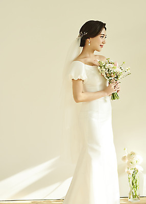 포토 JPG 스튜디오촬영 응시 여자 꽃 행복 신부 부케 웨딩드레스 결혼 실내 한명 서기 미소 들기 20대 성인 옆모습 한국인 설레임 성인여자한명만 웨딩촬영 스몰웨딩 국내포토 식물 1 시선 드레스 감정 뷰포인트 꽃다발 모션 표정 사람 동양인 이벤트 청년 내부 기념사진 여자한명만 성인여자만 파일형식