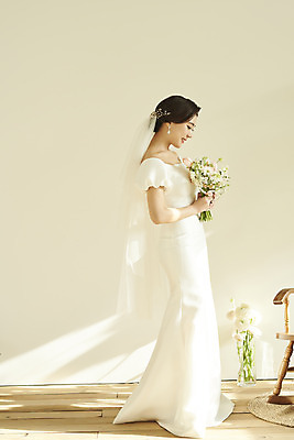 포토 JPG 스튜디오촬영 전신 여자 꽃 행복 신부 부케 웨딩드레스 결혼 실내 한명 서기 미소 들기 20대 성인 옆모습 눈감음 한국인 설레임 성인여자한명만 내려보기 웨딩촬영 스몰웨딩 국내포토 식물 1 드레스 감정 뷰포인트 꽃다발 모션 표정 사람 동양인 이벤트 청년 내부 기념사진 여자한명만 성인여자만 파일형식