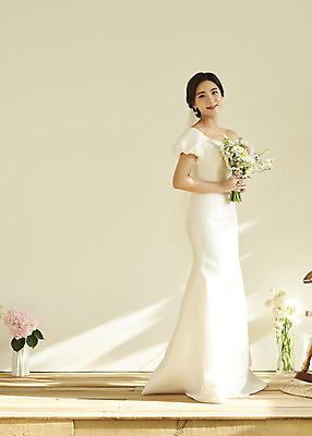 포토 JPG 스튜디오촬영 전신 응시 여자 꽃 행복 신부 부케 웨딩드레스 결혼 실내 한명 서기 미소 들기 20대 성인 옆모습 한국인 설레임 성인여자한명만 웨딩촬영 스몰웨딩 국내포토 식물 1 시선 드레스 감정 뷰포인트 꽃다발 모션 표정 사람 동양인 이벤트 청년 내부 기념사진 여자한명만 성인여자만 파일형식