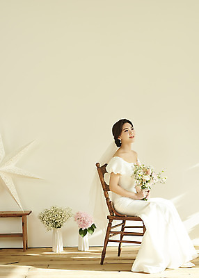 포토 JPG 스튜디오촬영 전신 여자 꽃 행복 신부 부케 웨딩드레스 결혼 의자 실내 한명 미소 들기 앉기 20대 성인 앞모습 한국인 올려보기 설레임 성인여자한명만 웨딩촬영 스몰웨딩 국내포토 식물 1 드레스 감정 뷰포인트 꽃다발 가구 모션 표정 사람 동양인 이벤트 청년 내부 기념사진 여자한명만 성인여자만 파일형식