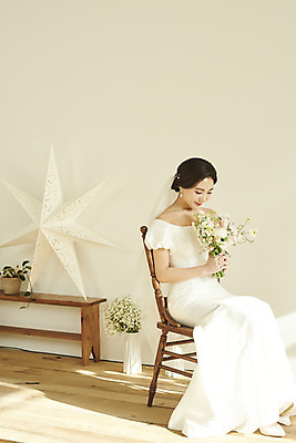 포토 JPG 스튜디오촬영 전신 여자 꽃 행복 신부 부케 웨딩드레스 결혼 의자 실내 한명 미소 들기 앉기 20대 성인 앞모습 한국인 설레임 성인여자한명만 내려보기 웨딩촬영 스몰웨딩 국내포토 식물 1 드레스 감정 뷰포인트 꽃다발 가구 모션 표정 사람 동양인 이벤트 청년 내부 기념사진 여자한명만 성인여자만 파일형식