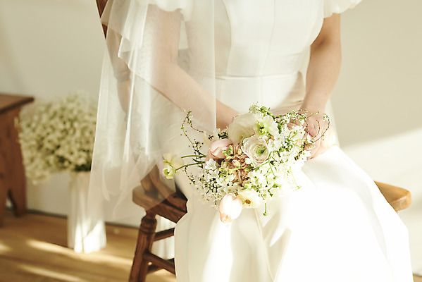 포토 JPG 스튜디오촬영 여자 꽃 행복 신부 부케 웨딩드레스 결혼 의자 실내 한명 들기 앉기 근접촬영 상반신 20대 성인 앞모습 아웃포커스 한국인 설레임 성인여자한명만 웨딩촬영 스몰웨딩 국내포토 식물 1 드레스 감정 뷰포인트 꽃다발 가구 모션 촬영기법 사람 동양인 이벤트 청년 내부 기념사진 여자한명만 성인여자만 파일형식