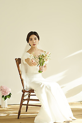 포토 JPG 스튜디오촬영 전신 응시 여자 꽃 행복 신부 부케 웨딩드레스 결혼 의자 실내 한명 들기 앉기 20대 성인 앞모습 한국인 손내밀기 싱글 설레임 성인여자한명만 웨딩촬영 스몰웨딩 국내포토 식물 1 시선 드레스 감정 뷰포인트 꽃다발 가구 모션 사람 동양인 손짓 이벤트 청년 내부 기념사진 여자한명만 성인여자만 파일형식