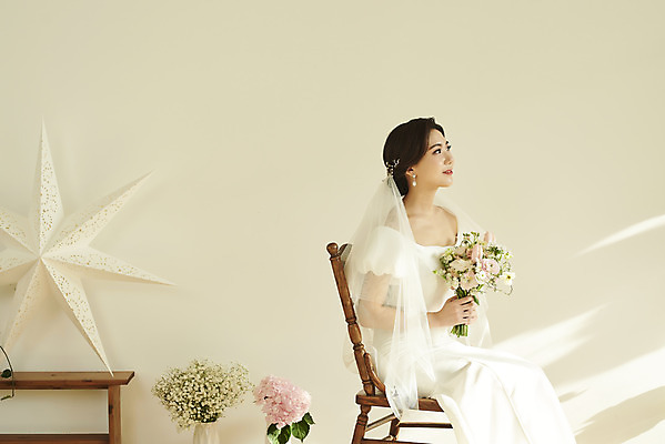 포토 JPG 스튜디오촬영 여자 꽃 행복 신부 부케 웨딩드레스 결혼 의자 실내 한명 미소 들기 앉기 20대 성인 옆모습 한국인 올려보기 설레임 성인여자한명만 웨딩촬영 스몰웨딩 국내포토 식물 1 드레스 감정 뷰포인트 꽃다발 가구 모션 표정 사람 동양인 이벤트 청년 내부 기념사진 여자한명만 성인여자만 파일형식