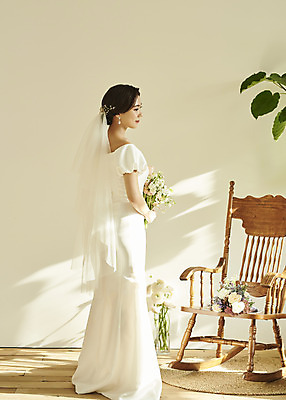 포토 JPG 스튜디오촬영 전신 응시 여자 꽃 행복 신부 부케 웨딩드레스 결혼 실내 한명 서기 미소 들기 20대 성인 뒷모습 한국인 흔들의자 설레임 성인여자한명만 웨딩촬영 스몰웨딩 국내포토 식물 1 시선 드레스 감정 뷰포인트 꽃다발 의자 모션 표정 사람 동양인 이벤트 청년 내부 기념사진 여자한명만 성인여자만 파일형식