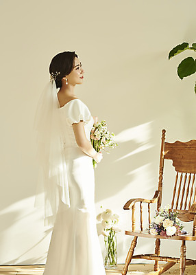 포토 JPG 스튜디오촬영 전신 응시 여자 꽃 행복 신부 부케 웨딩드레스 결혼 실내 한명 서기 미소 들기 20대 성인 뒷모습 한국인 흔들의자 설레임 성인여자한명만 웨딩촬영 스몰웨딩 국내포토 식물 1 시선 드레스 감정 뷰포인트 꽃다발 의자 모션 표정 사람 동양인 이벤트 청년 내부 기념사진 여자한명만 성인여자만 파일형식