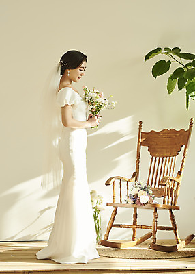 포토 JPG 스튜디오촬영 전신 여자 꽃 행복 신부 부케 웨딩드레스 결혼 실내 한명 서기 미소 들기 20대 성인 옆모습 한국인 흔들의자 설레임 성인여자한명만 내려보기 웨딩촬영 스몰웨딩 국내포토 식물 1 드레스 감정 뷰포인트 꽃다발 의자 모션 표정 사람 동양인 이벤트 청년 내부 기념사진 여자한명만 성인여자만 파일형식