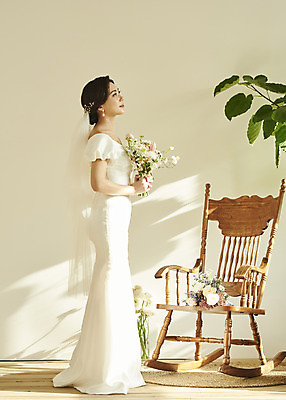 포토 JPG 스튜디오촬영 전신 여자 꽃 행복 신부 부케 웨딩드레스 결혼 실내 한명 서기 미소 들기 20대 성인 옆모습 한국인 올려보기 흔들의자 설레임 성인여자한명만 웨딩촬영 스몰웨딩 국내포토 식물 1 드레스 감정 뷰포인트 꽃다발 의자 모션 표정 사람 동양인 이벤트 청년 내부 기념사진 여자한명만 성인여자만 파일형식