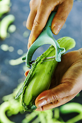 포토 JPG 손 오이 들기 아웃포커스 신체부위 껍질 충청남도 특산물 감자칼 아산 깎기 국내포토 채소 모션 촬영기법 사람 칼 충청도 파일형식