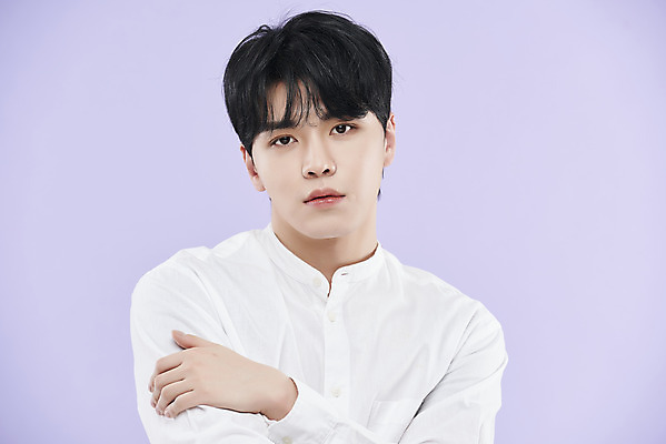 포토 JPG 스튜디오촬영 남자 포즈 셔츠 실내 한명 상반신 20대 성인 앞모습 뷰티 한국인 보라색배경 의료성형뷰티 성인남자한명만 국내포토 1 뷰포인트 백그라운드 상의 사람 동양인 청년 내부 보라색 남자한명만 성인남자만 파일형식