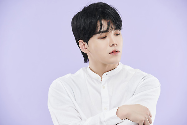 포토 JPG 스튜디오촬영 응시 남자 포즈 셔츠 실내 한명 상반신 20대 성인 앞모습 뷰티 한국인 보라색배경 의료성형뷰티 성인남자한명만 국내포토 1 시선 뷰포인트 백그라운드 상의 사람 동양인 청년 내부 보라색 남자한명만 성인남자만 파일형식