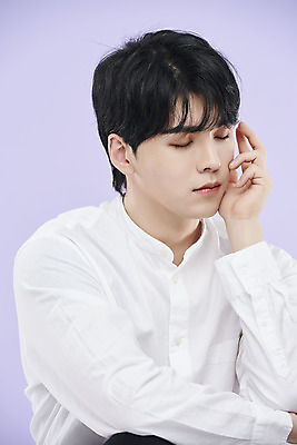 포토 JPG 스튜디오촬영 남자 셔츠 실내 한명 손짓 상반신 20대 성인 앞모습 뷰티 눈감음 한국인 보라색배경 의료성형뷰티 성인남자한명만 국내포토 1 뷰포인트 백그라운드 상의 모션 사람 동양인 청년 내부 보라색 남자한명만 성인남자만 파일형식