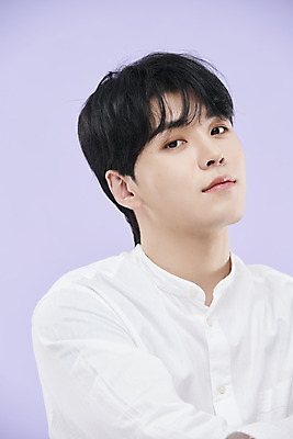 포토 JPG 스튜디오촬영 응시 남자 셔츠 실내 한명 근접촬영 상반신 20대 성인 앞모습 뷰티 한국인 보라색배경 의료성형뷰티 성인남자한명만 국내포토 1 시선 뷰포인트 백그라운드 상의 사람 동양인 청년 내부 보라색 남자한명만 성인남자만 파일형식