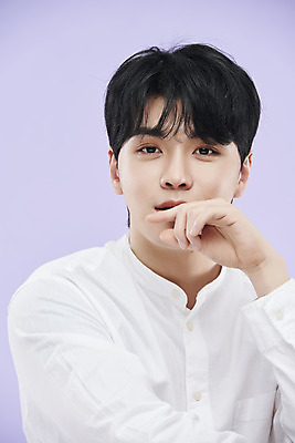 포토 JPG 스튜디오촬영 남자 셔츠 실내 한명 손짓 근접촬영 상반신 20대 성인 앞모습 뷰티 한국인 보라색배경 의료성형뷰티 성인남자한명만 국내포토 1 뷰포인트 백그라운드 상의 모션 사람 동양인 청년 내부 보라색 남자한명만 성인남자만 파일형식