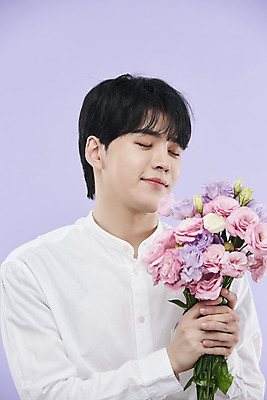 포토 JPG 스튜디오촬영 남자 꽃다발 셔츠 실내 한명 미소 들기 상반신 20대 성인 앞모습 뷰티 장미 눈감음 한국인 보라색배경 의료성형뷰티 성인남자한명만 국내포토 1 꽃 뷰포인트 백그라운드 상의 모션 표정 사람 동양인 청년 내부 보라색 남자한명만 성인남자만 파일형식