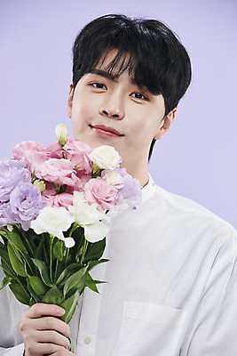 포토 JPG 스튜디오촬영 남자 꽃다발 셔츠 실내 한명 미소 들기 상반신 20대 성인 앞모습 뷰티 장미 한국인 보라색배경 의료성형뷰티 성인남자한명만 국내포토 1 꽃 뷰포인트 백그라운드 상의 모션 표정 사람 동양인 청년 내부 보라색 남자한명만 성인남자만 파일형식